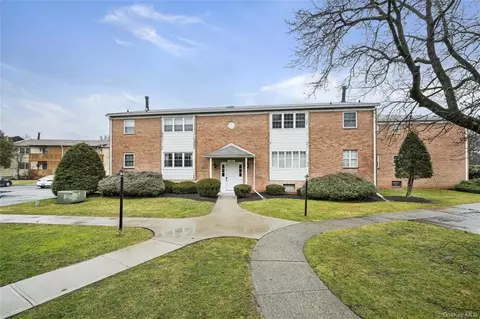 35 Weathervane Dr #10, Washingtonville, NY 10992