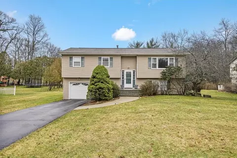 7 Van Buren Ct, Woodbury, NY 10930