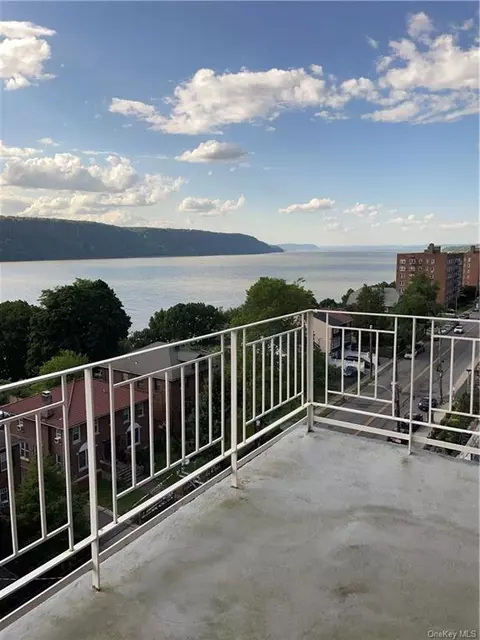 632 Warburton Ave #8E, Yonkers, NY 10701