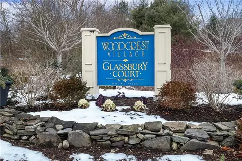 300 Woodcrest Ln #327, Mount Kisco, NY 10549