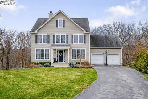 14 Waverly Ct, Woodbury, NY 10930