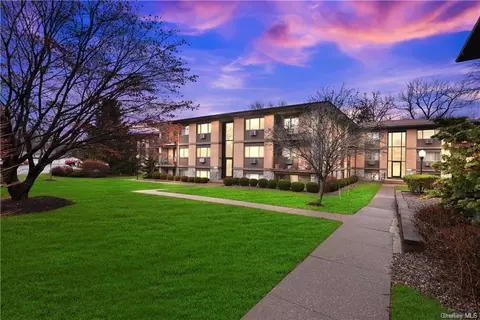 10 Oakwood Ter #86, New Windsor, NY 12553
