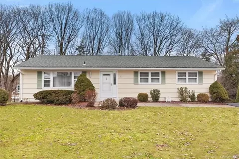 9 Gerardine Pl, Clarkstown, NY 10956