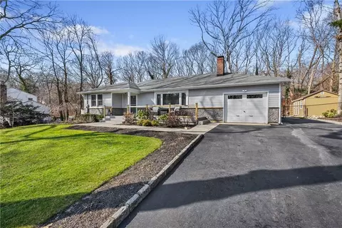 11 Mary St, Miller Place, NY 11764