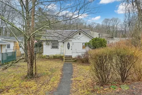 2 Fernwood Dr, Greenwood Lake, NY 10925