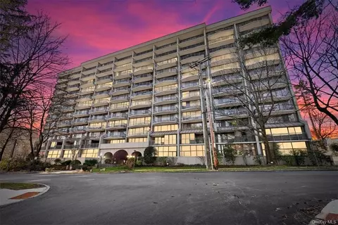 15 Stewart Pl #6J, White Plains, NY 10603