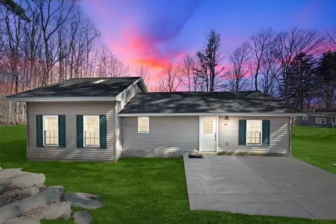 18 Pampas Ln, Newburgh, NY 12550