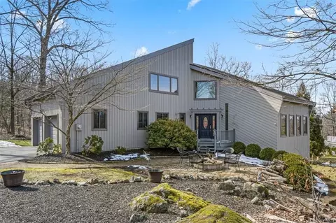 3 Deer Track Ln, Cortlandt, NY 10567
