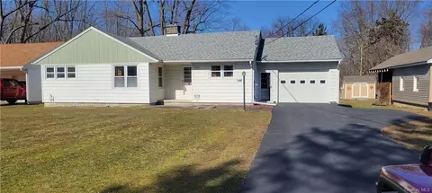 33 Old Ln, Hudson, NY 12534