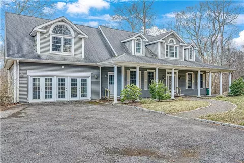 68 Oak Ridge Dr, Putnam Valley, NY 10579