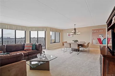 500 High Point Dr #610, Greenburgh, NY 10530