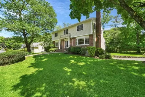 25 Devonshire Rd, New Rochelle, NY 10804