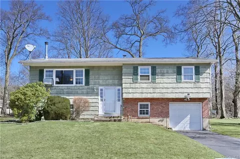 11 Charles St, Clarkstown, NY 10954