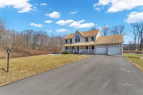 28 Cranberry Dr, Highland Mills, NY 10930