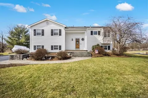 9 Pilgrim Ln, Washingtonville, NY 10992