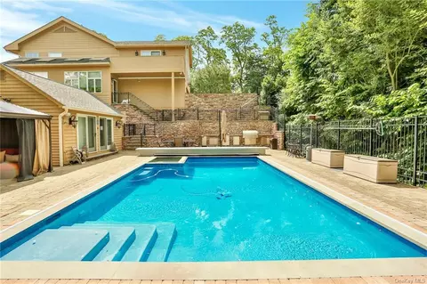 220 Quaker Ridge Rd, New Rochelle, NY 10804