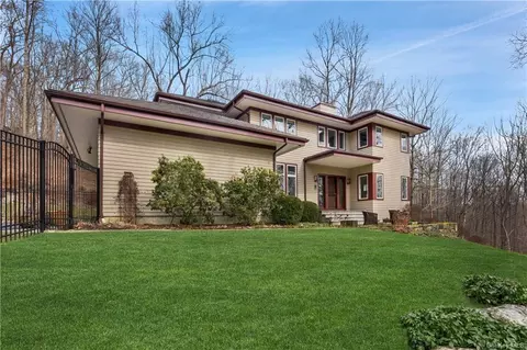 20 Allison Ln, New Castle, NY 10549