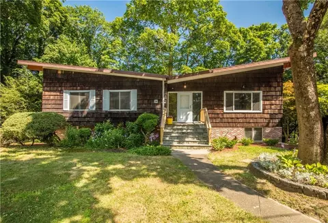 18 Studio Hill Rd, Briarcliff Manor, NY 10510