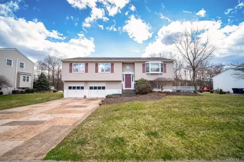 7 Canterbury Cir, Washingtonville, NY 10992