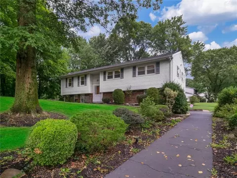 4 Germonds Rd, Clarkstown, NY 10956