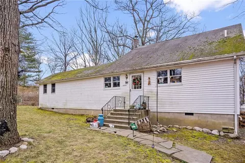 76 Sawyer Ln, Shawangunk, NY 12566