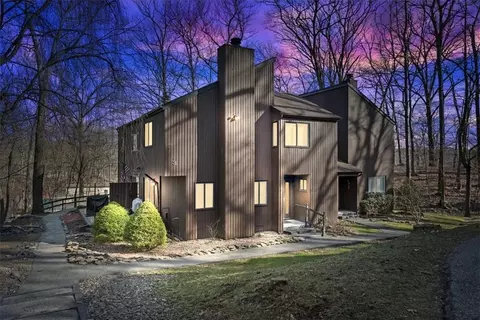 3 Acorn Ct, Woodbury, NY 10930