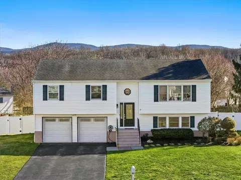 82 Guernsey Dr, New Windsor, NY 12553