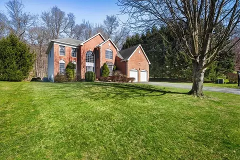 25 Carlton Dr, Mount Kisco, NY 10549