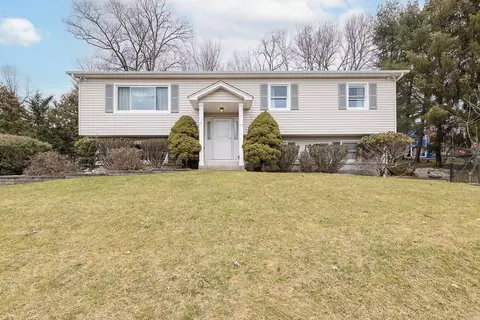 17 Stonecrest Dr, Thiells, NY 10984