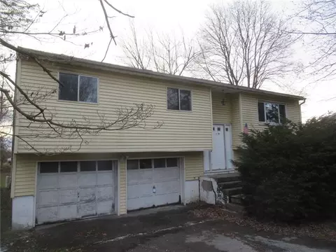 10 Fenmore Dr, Wappinger, NY 12590