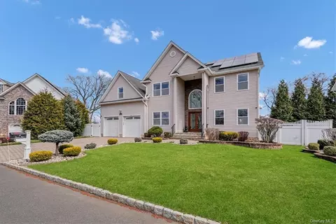 14 Terpak Ct, Haverstraw, NY 10923