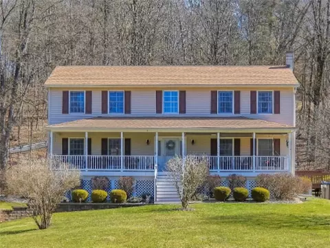 184 Creek Rd, Pleasant Valley, NY 12569