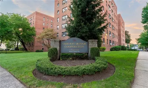 1 Fisher Dr #216, Mount Vernon, NY 10552