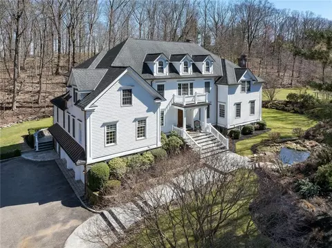 16 Marshall Ln, New Castle, NY 10514