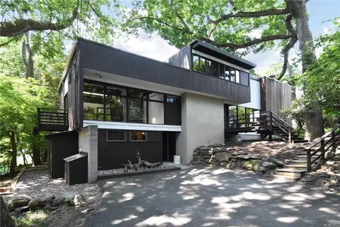 40 Cottontail Ln, Greenburgh, NY 10533
