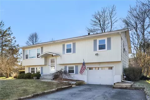 5 Granger Pl, Wappinger, NY 12590