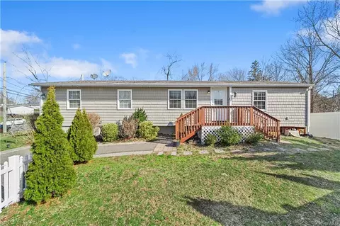 27 Buckskin Ln, Selden, NY 11784