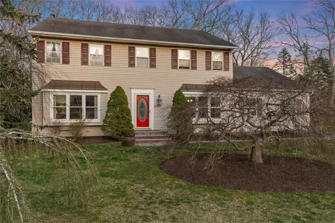 44 Forest Dr, Riverhead, NY 11901