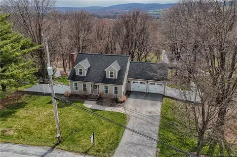 2 Old Oak Rd, Warwick, NY 10990