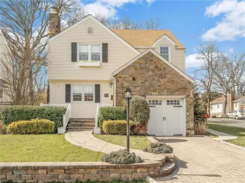 31 Raymond Pl, Yonkers, NY 10704