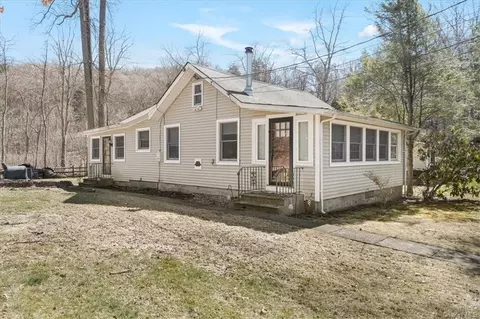 82 Lakefront Rd, Putnam Valley, NY 10579