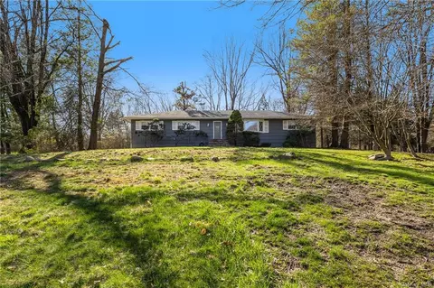 8 Annabelle Ln, Clarkstown, NY 10956