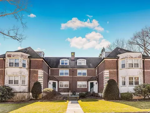13 Campus Pl #1C, Greenburgh, NY 10583