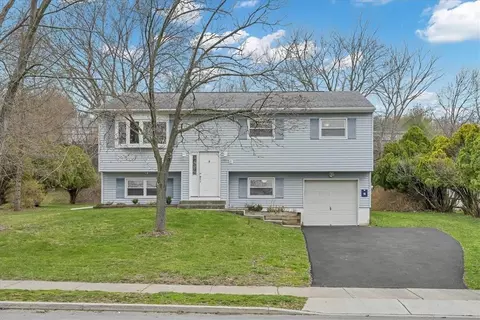 8 Decker Dr, Washingtonville, NY 10992