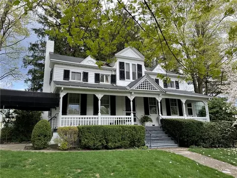 1 Woodside Pl, Lloyd, NY 12528