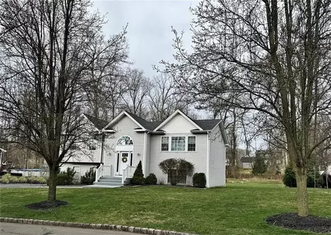 12 Flower Ln, Clarkstown, NY 10989