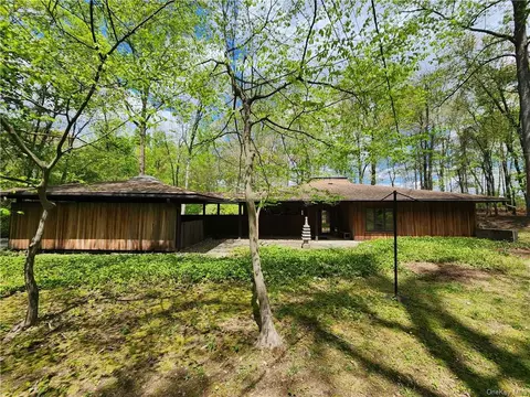 20 Charnwood Dr, Ramapo, NY 10901