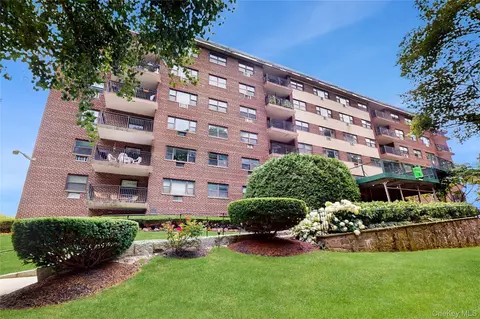 100 Diplomat Dr #7A, Mount Kisco, NY 10549