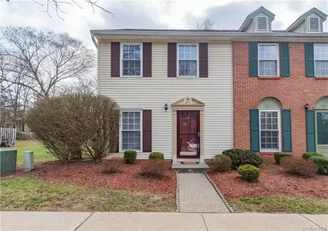24 Yorkshire Ter, Washingtonville, NY 10992