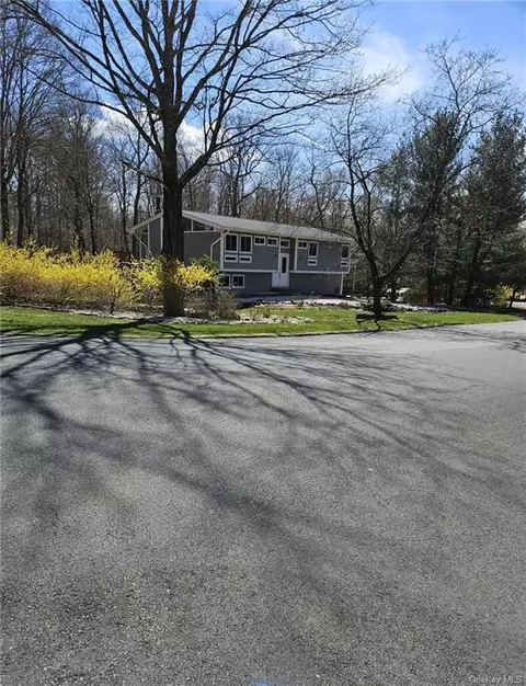 2 Brook Hollow Ct, Ramapo, NY 10977